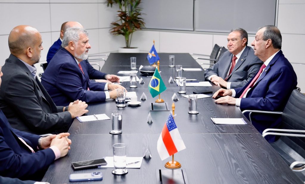 Senador Omar Aziz reúne-se com presidente da Caixa para pedir expansão de agências no Amazonas (Foto: Ariel Costa)