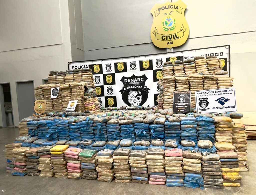 Agentes da Polícia Civil do Amazonas inspecionam caleta submarina com drogas escondidas em embarcação