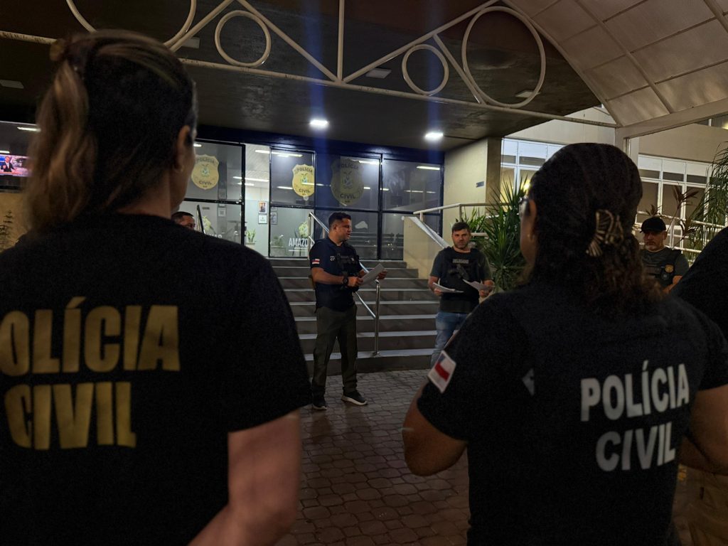 Policiais civis cumprindo mandado de prisão por pensão alimentícia em Manaus