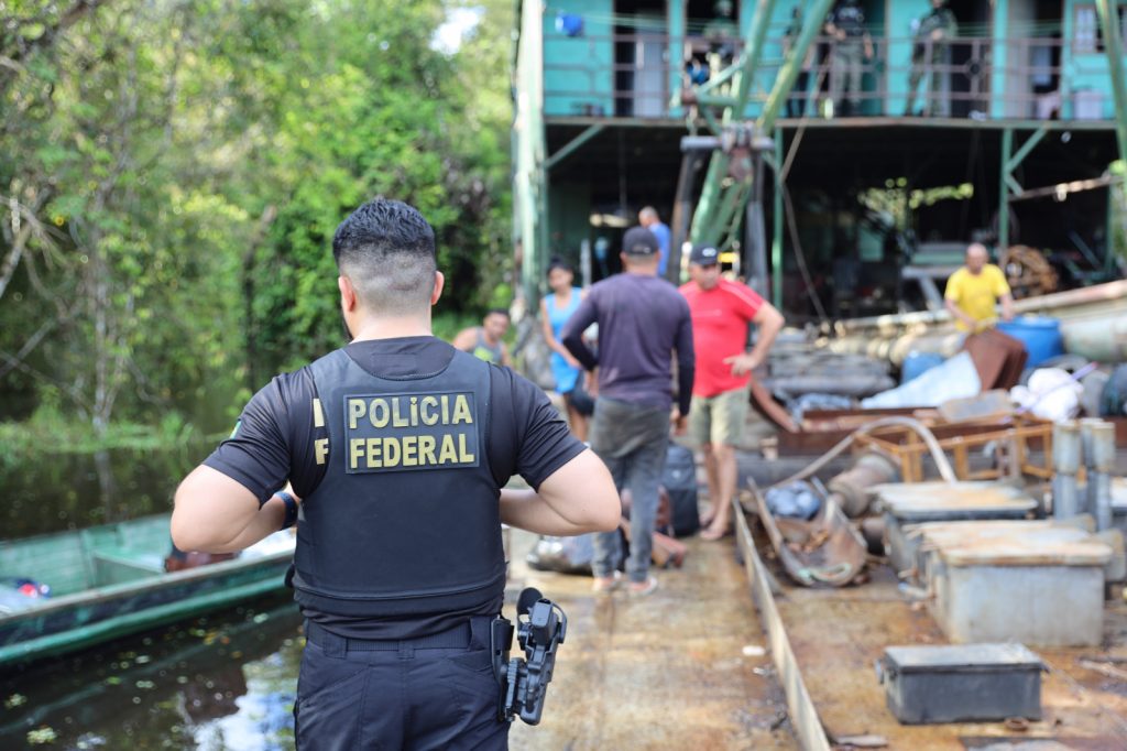 Militares da Marinha e agentes federais durante operação contra garimpo ilegal no rio de Tefé-AM