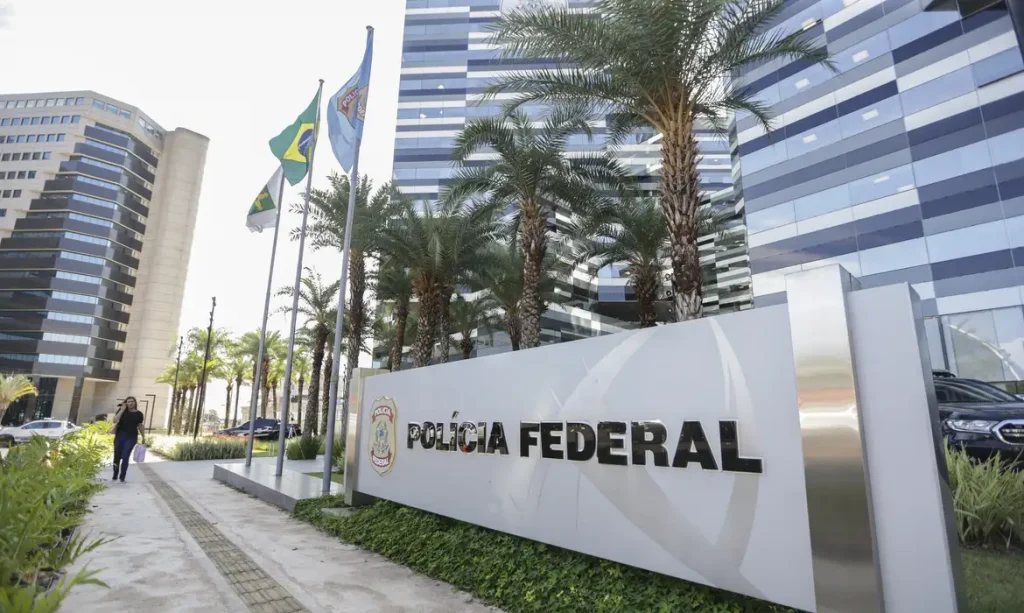 Banner do concurso da Polícia Federal 2025 com mil vagas e inscrição aberta