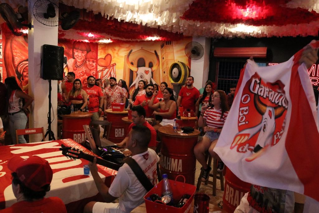 Torcedores dos bois Caprichoso e Garantido durante ensaio no Sambódromo de Manaus