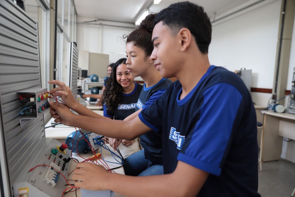 Estudantes em ambiente de escritório participando de programa de estágio