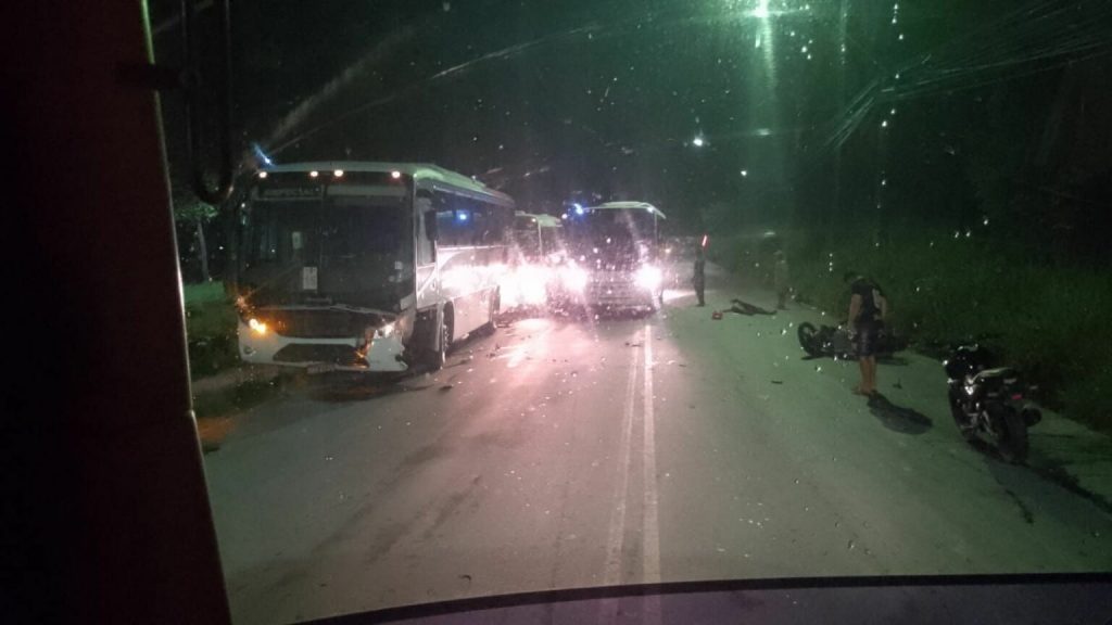Motocicleta destruída após colisão com ônibus no Distrito Industrial, em Manaus