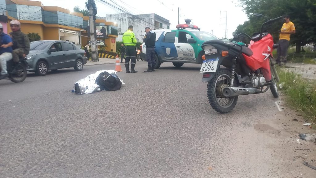 Moto caída na Avenida Camapuã após acidente fatal com idoso