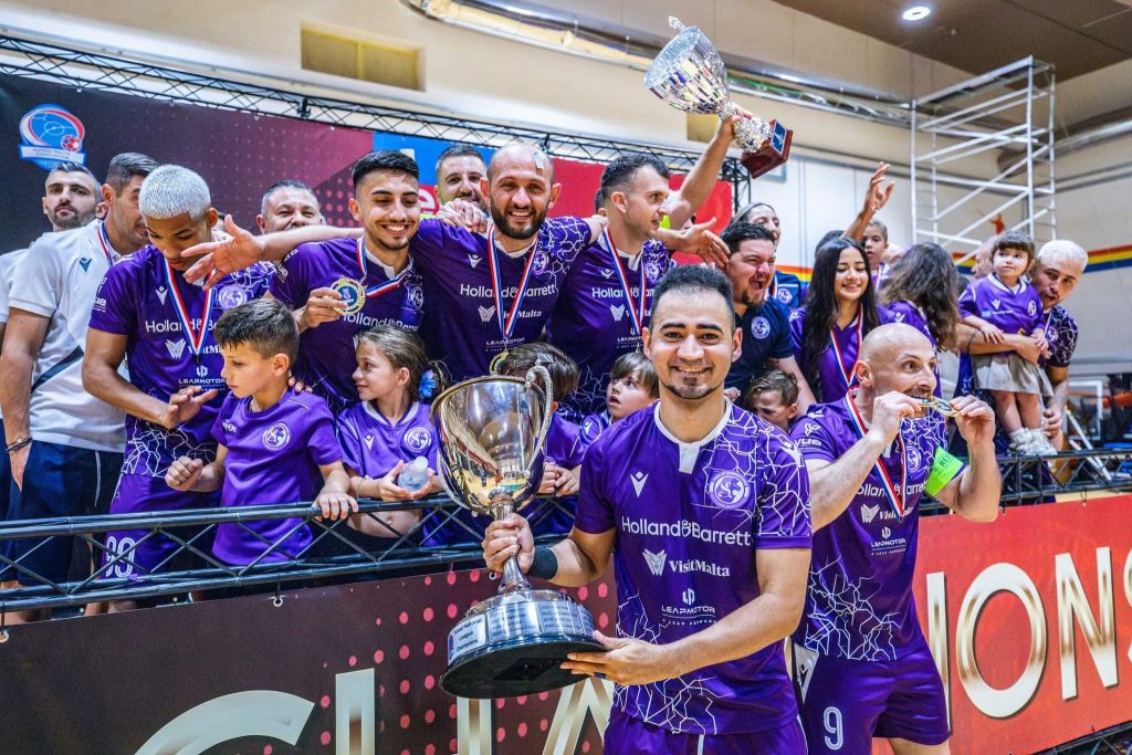Celino Alves comemora título no futsal de Malta com o time Luxol St. Andrews