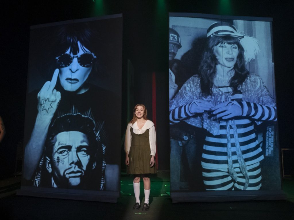 Elenco do musical “República Lee” em cena com figurinos inspirados nas décadas de 1960 e 1970