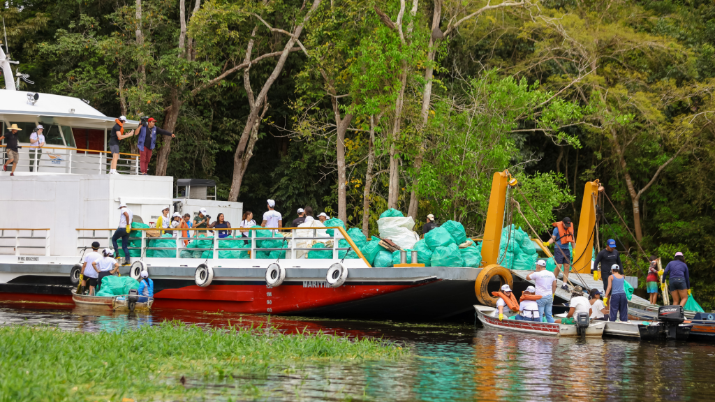 Voluntários participam de ação de limpeza no Igarapé do São Raimundo, em Manaus