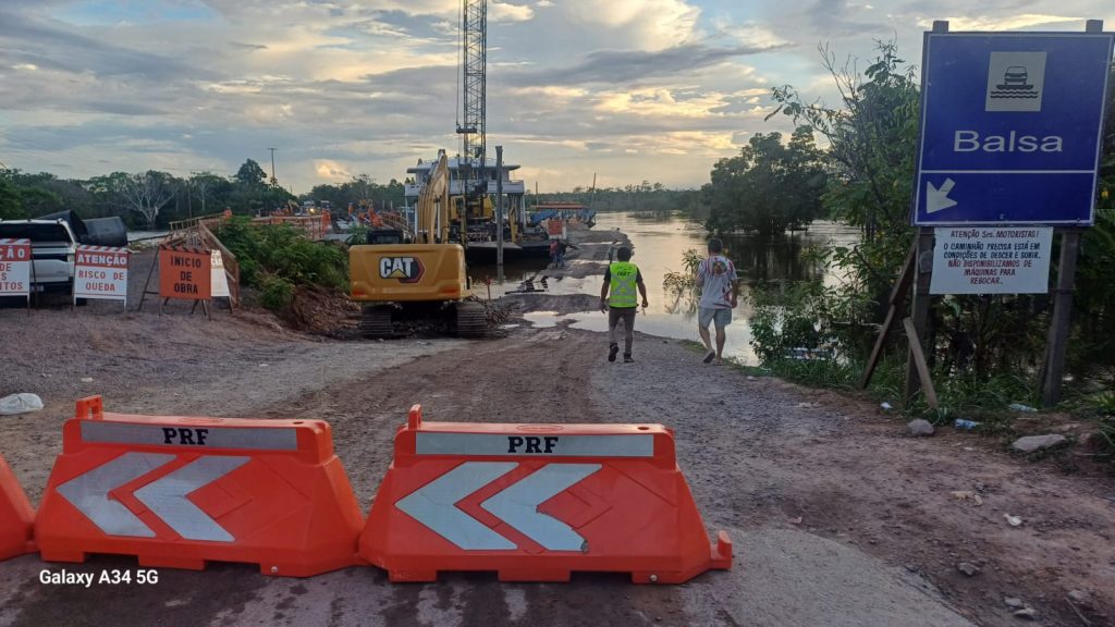 Balsa fora de operação na travessia do rio Autaz-Mirim, na BR-319