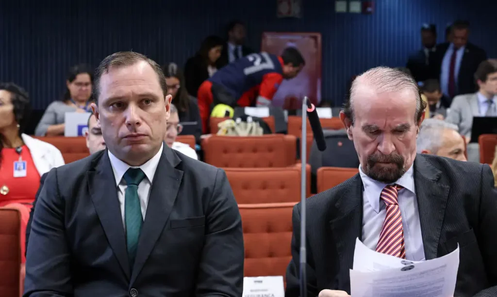 Mauro Cid ao lado de Jair Bolsonaro em evento oficial durante o governo