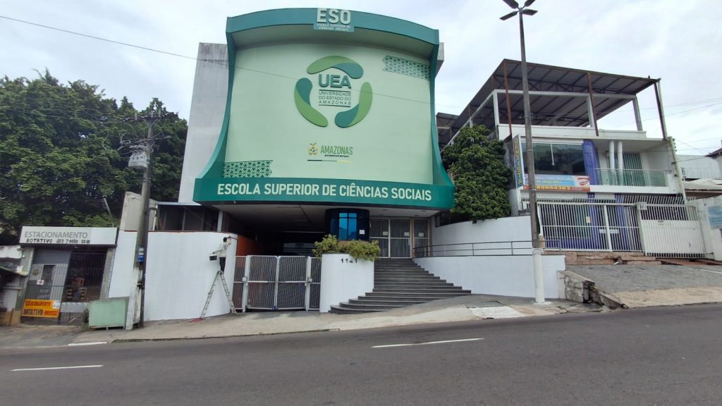 Alunos em sala de aula durante curso de pós-graduação na UEA