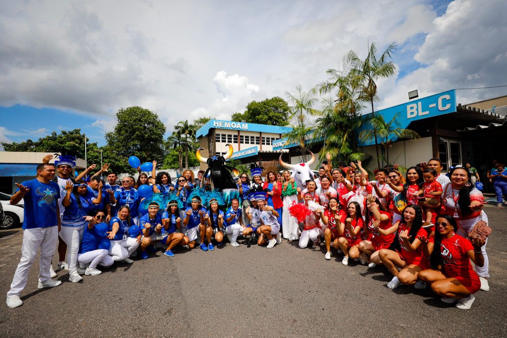 Caprichoso e Garantido se apresentam no lançamento da campanha Junho Azul e Vermelho no Hemoam, incentivando a doação de sangue