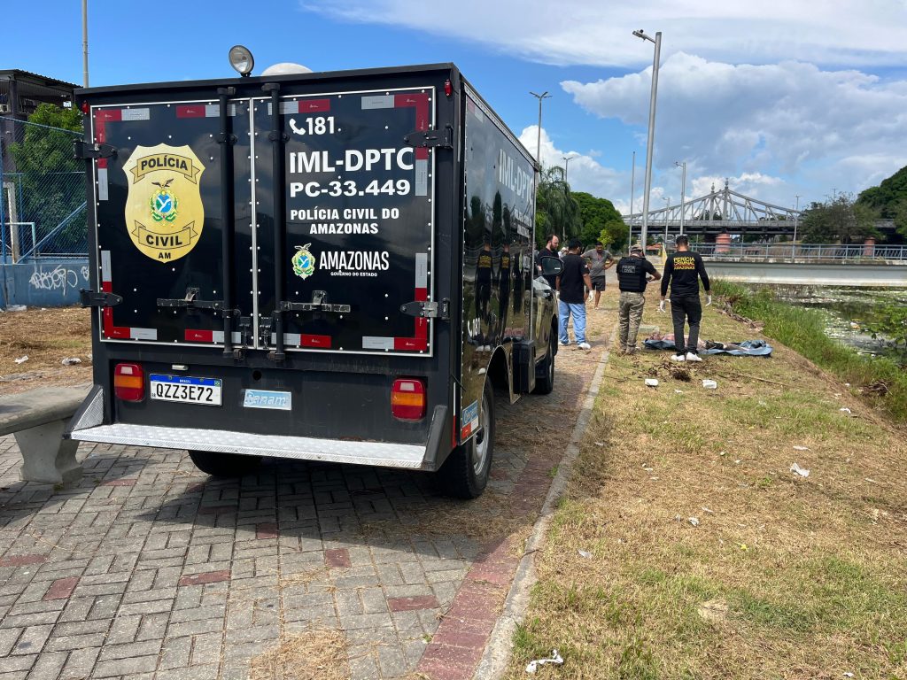 Agentes da polícia isolam área após corpo ser encontrado em igarapé de Manaus