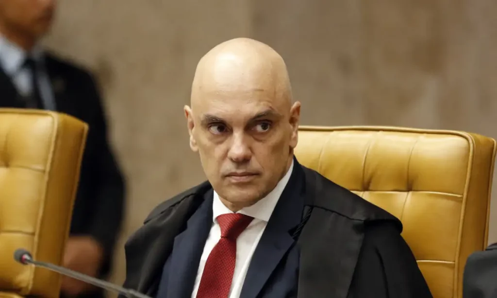 Ministro Alexandre de Moraes durante cerimônia no Tribunal Superior Eleitoral em Brasília, defendendo a democracia brasileira.