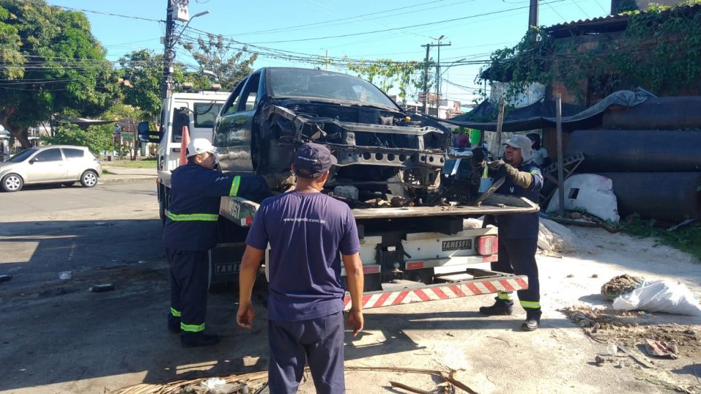 Agentes do IMMU removem veículos abandonados no bairro Glória, zona Oeste de Manaus