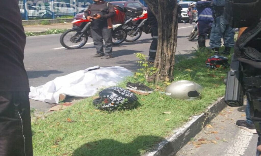 Acidente na avenida André Araújo deixou uma mulher ferida e interditou parte da via.