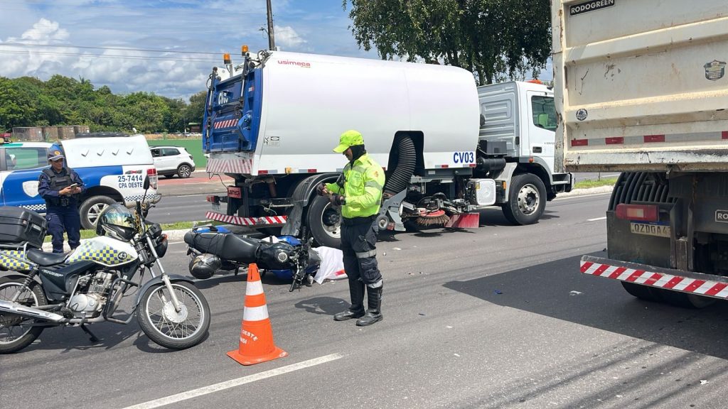 Motocicleta destruída após colisão com caminhão da Prefeitura em Manaus