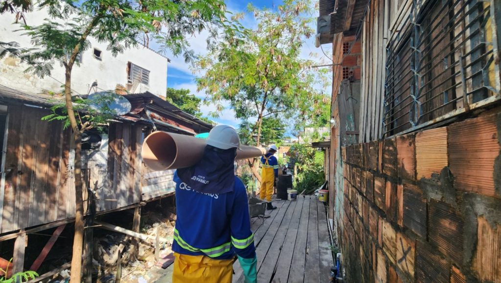 Rede de esgoto em implantação na zona Leste de Manaus pela Águas de Manaus