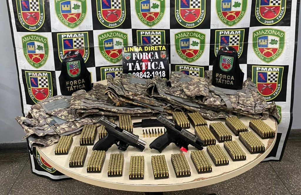 Armas de fogo, coletes balísticos e mais de mil munições apreendidos pela Força Tática da PMAM em imóvel no bairro Mauazinho, zona leste de Manaus.
