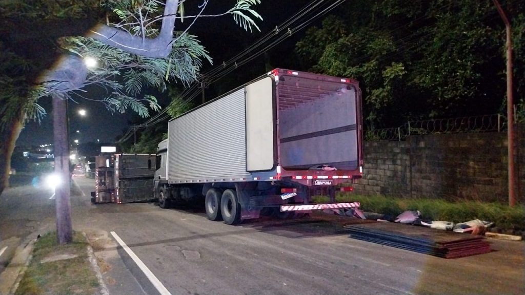 Carreta tombada carregada de ração bloqueia parte da Avenida General Rodrigo Otávio, em Manaus