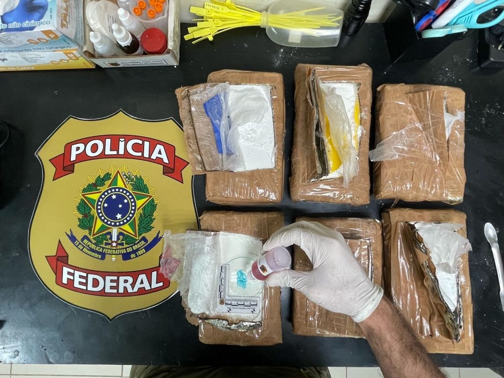 Mala com tabletes de cocaína apreendida pela Polícia Federal no aeroporto de Manaus