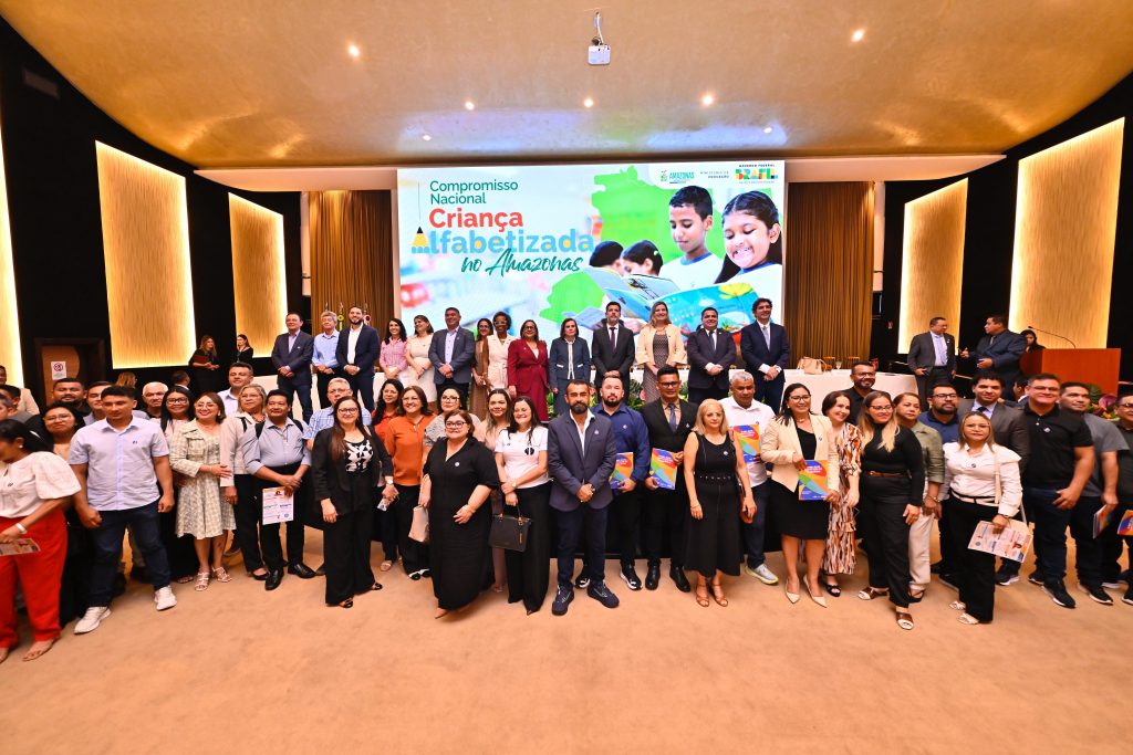 Autoridades do MEC e do TCE-AM durante evento sobre alfabetização infantil no auditório da Corte de Contas