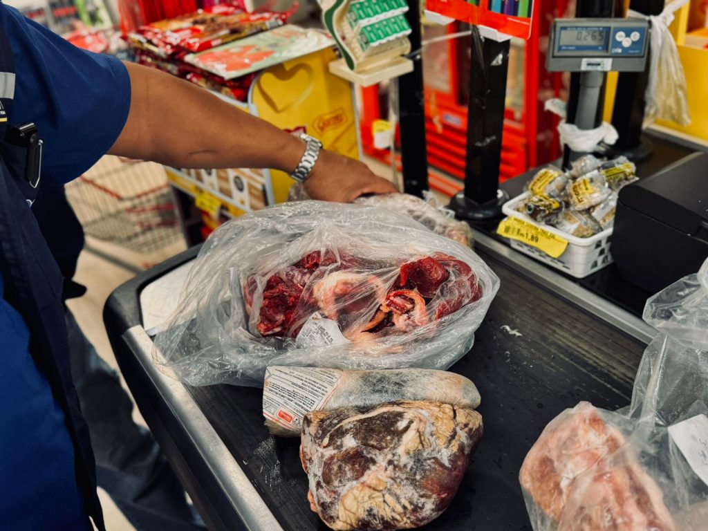 Fiscais do Procon-AM durante vistoria em mercado da Cidade Nova, Manaus