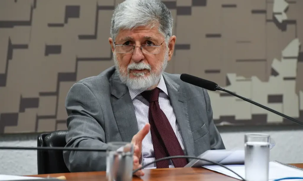 Celso Amorim durante reunião com parlamentares sobre rompimento de relações com Israel