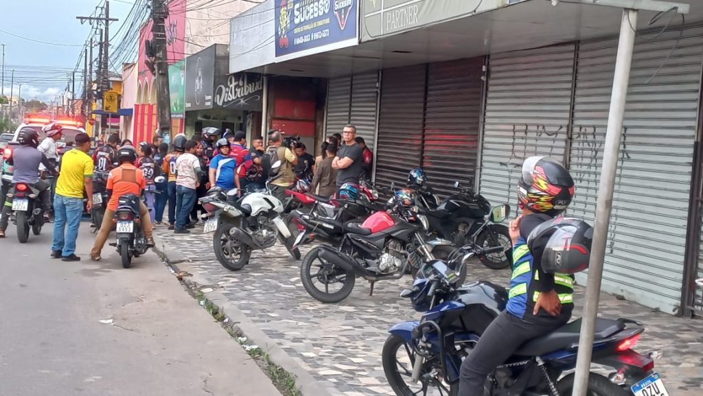 Local do acidente envolvendo motociclista de aplicativo na Avenida Brigadeiro Hilário Gurjão, em Manaus