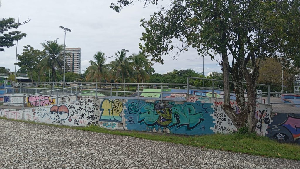 Muro pichado no complexo turístico da Ponta Negra, em Manaus, prejudica paisagem e gera custos à prefeitura
