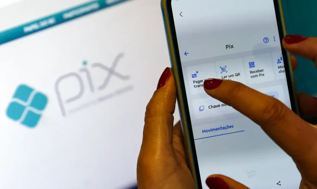 Tela de celular mostrando ativação do Pix automático em app bancário