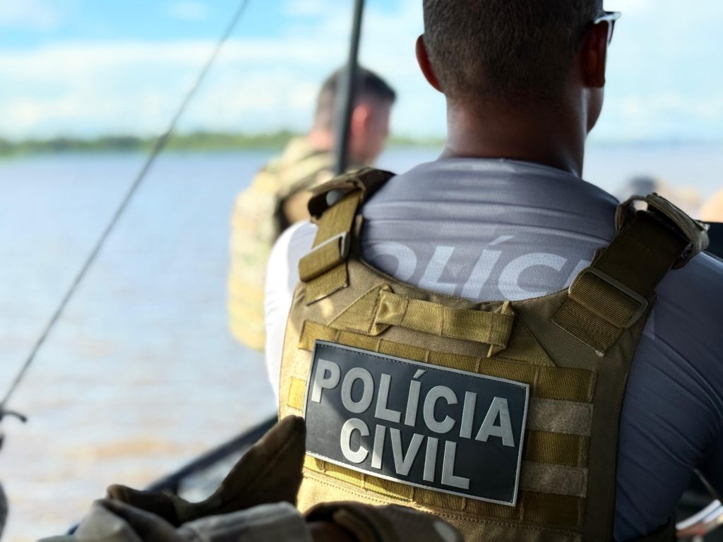 Policiais civis do Amazonas durante prisão de homem por matar cachorro em Manaus