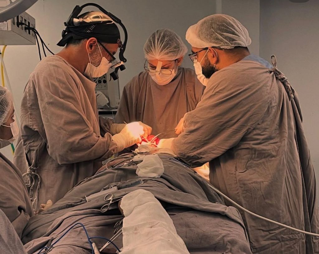 Médicos da FHAJ realizam cirurgia de alta complexidade para remover tumor de 2 kg da mandíbula de paciente