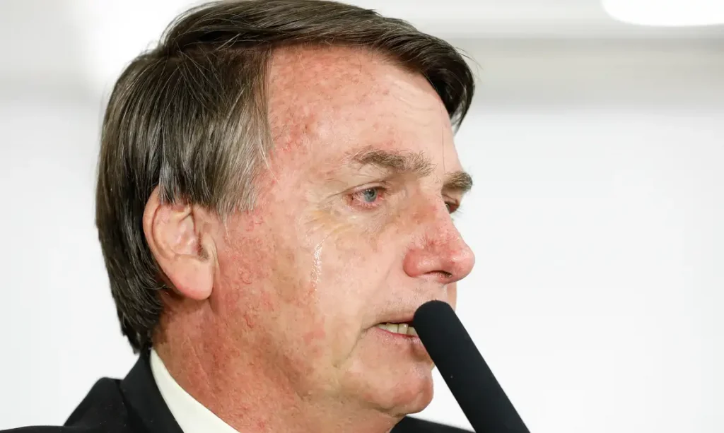 Jair Bolsonaro com tornozeleira eletrônica e sob medidas restritivas do STF
