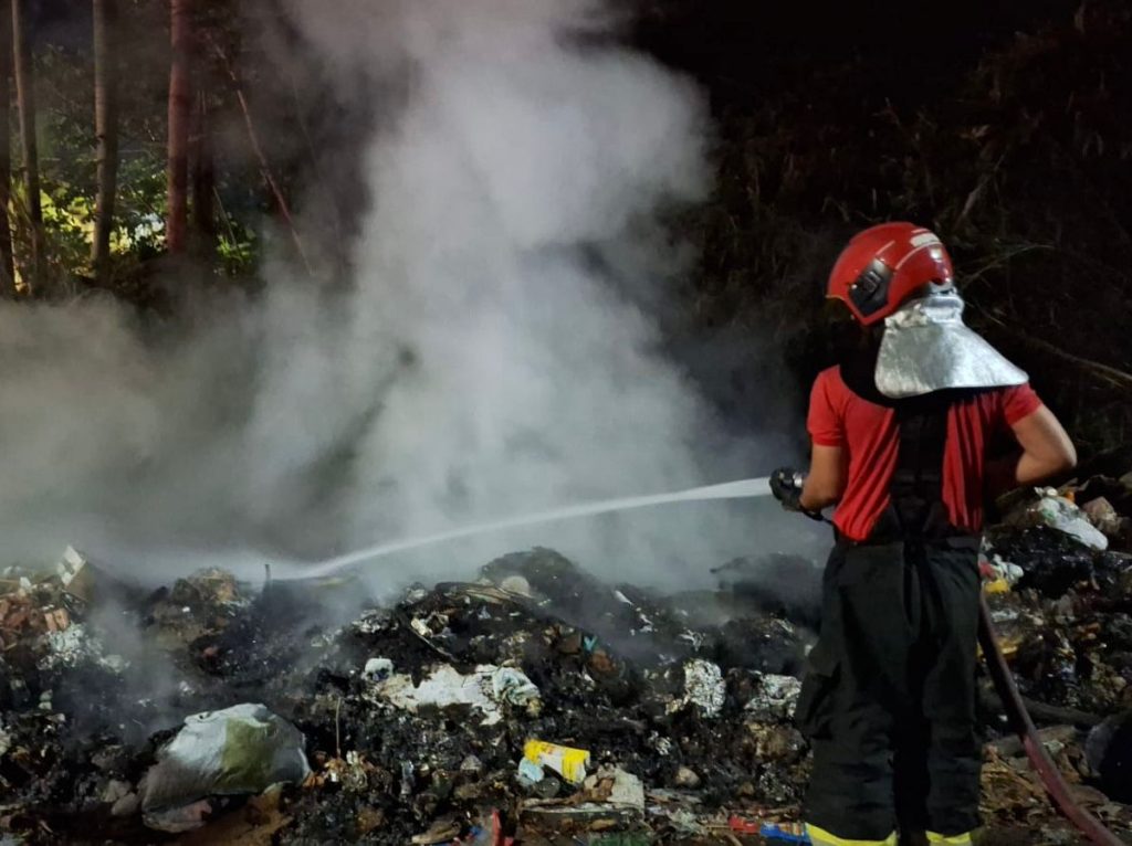 Bombeiros combatem incêndio em vegetação urbana durante período de estiagem em Manaus