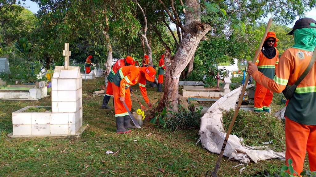 Equipe da Semulsp realiza limpeza e manutenção no cemitério Nossa Senhora Aparecida, em Manaus