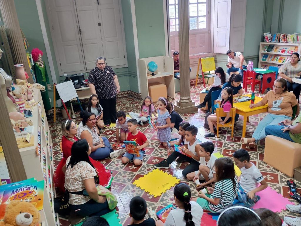 Crianças participam de contação de histórias na Biblioteca Pública do Amazonas, em Manaus