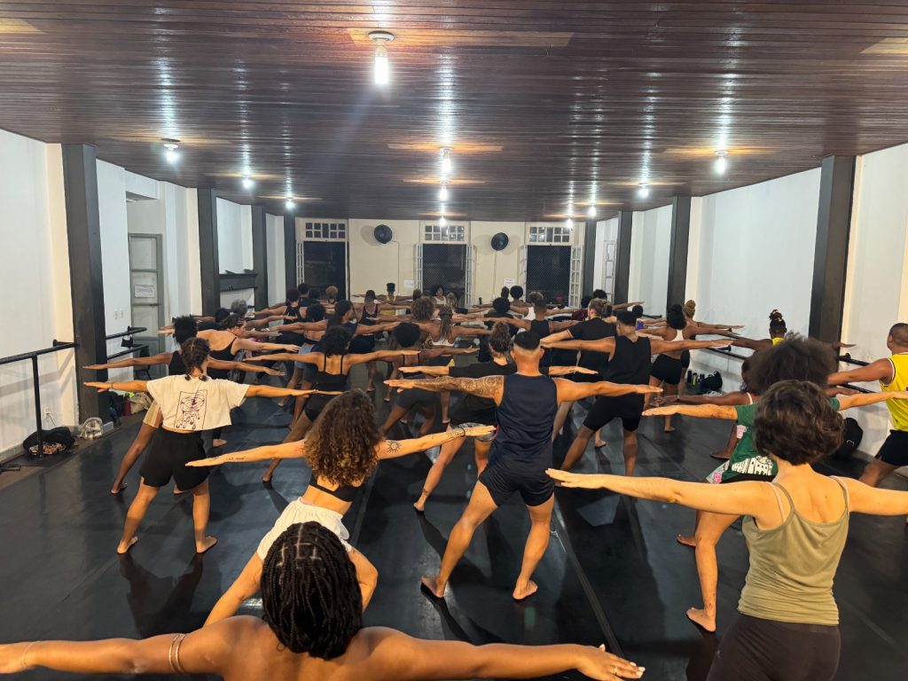 Participantes do curso “A Expressão Corporal da Africanidade na Amazônia” praticam movimentos de dança afro em Manaus