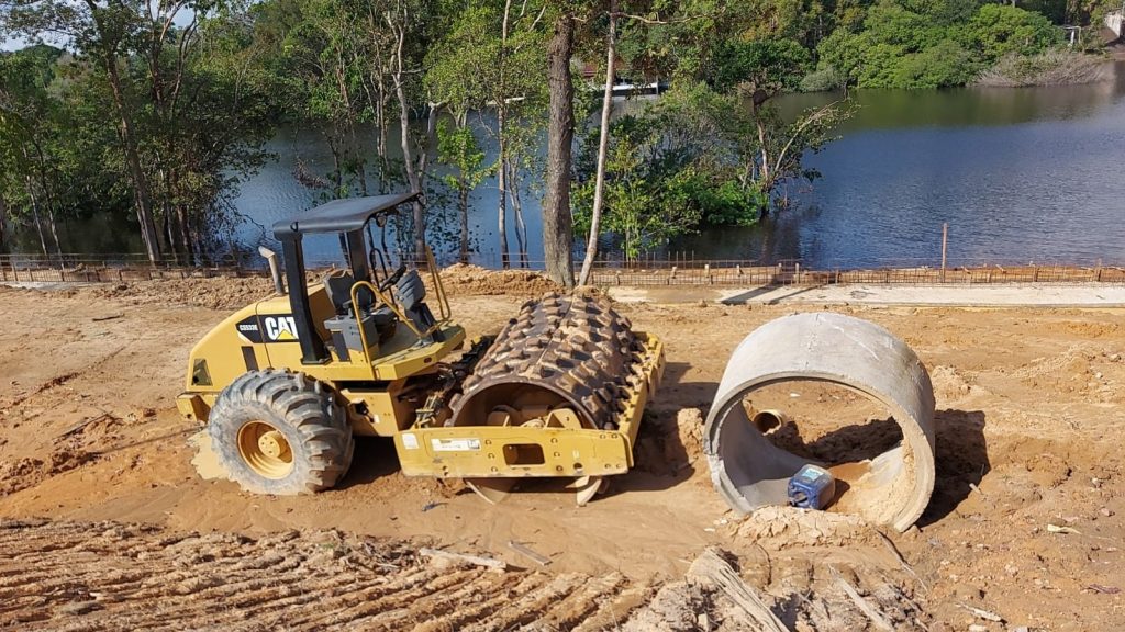 Terraplanagem irregular às margens do Igarapé Mariano em área protegida no Tarumã-Açu