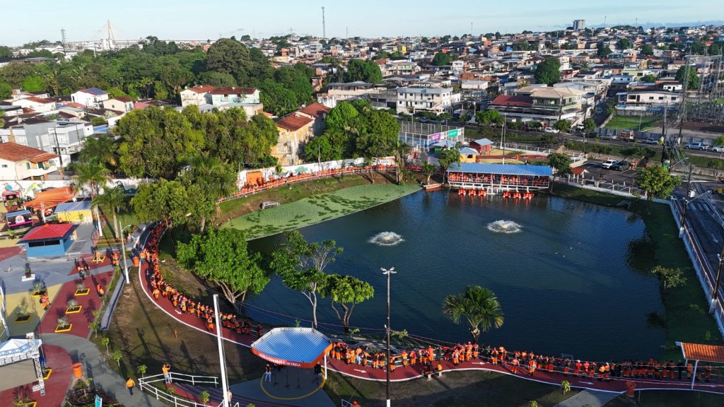 Visitantes aproveitam área revitalizada da Lagoa da Compensa, em Manaus