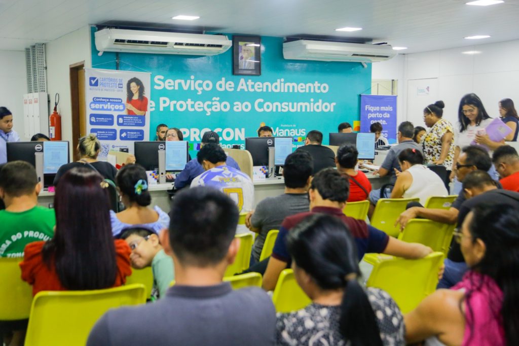 Consumidores participam do feirão Negocia Manaus no shopping Phelippe Daou