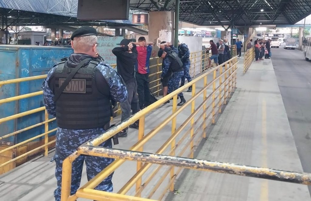 Guarda Municipal realiza abordagens em ônibus com apoio da Romu em Manaus