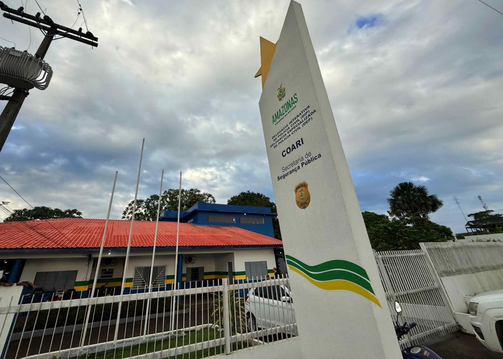 Homem sendo preso por agredir e ameaçar ex-companheira em Coari