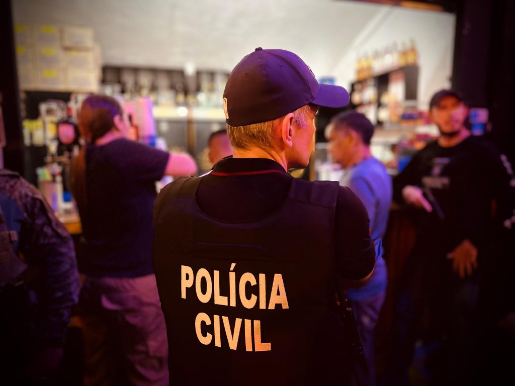 Agentes da Polícia Civil interditam adega por crime ambiental em Manaus