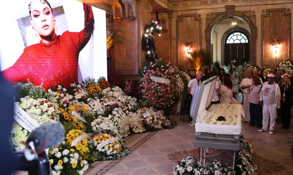 Fãs aguardam na fila do Theatro Municipal do Rio para o velório da cantora Preta Gil