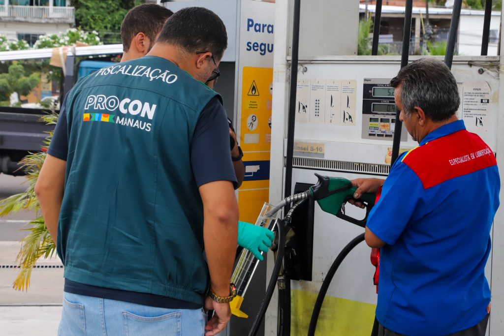 Bomba de combustível com valor de gasolina em destaque