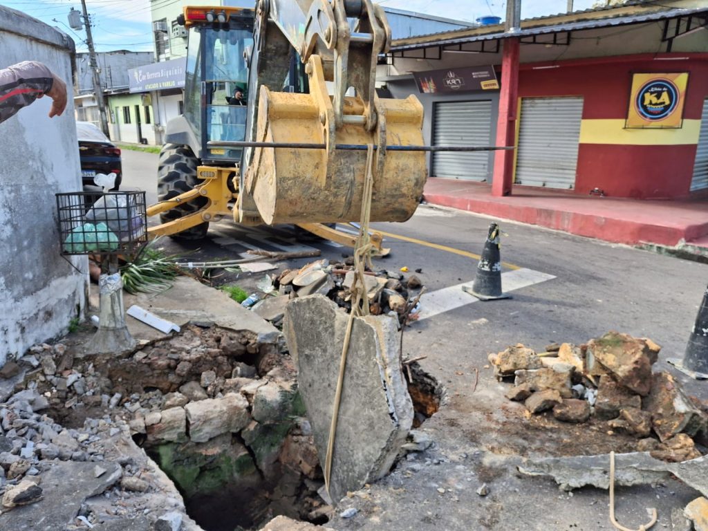 Equipe da Seminf realiza escavação e substituição de tubulação em obra de drenagem no bairro Alvorada, em Manaus