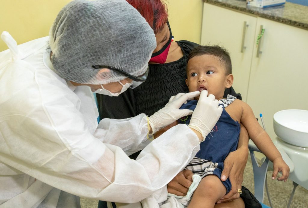 Odontopediatra da Prefeitura de Manaus orienta mães sobre amamentação e saúde bucal dos bebês durante o Julho Laranja
