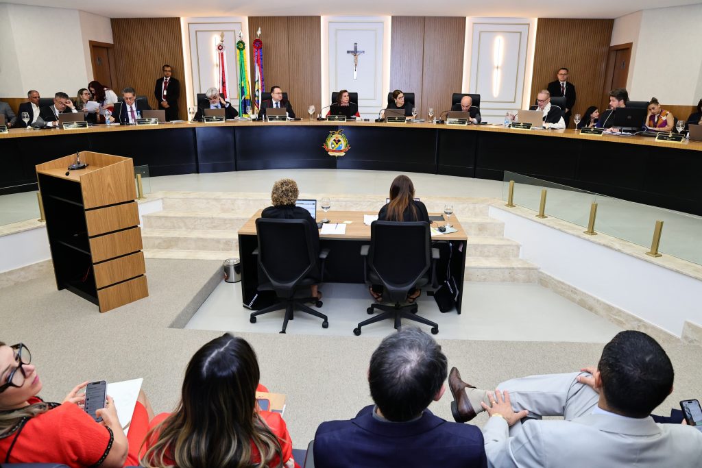 Sessão do TCE-AM que julgou as contas do ex-presidente da Câmara de Jutaí