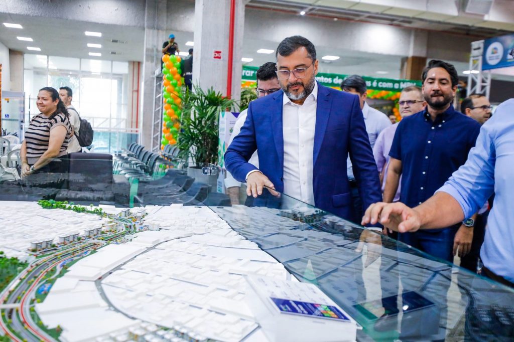 Visitantes conferem imóveis durante o Feirão Amazonas Meu Lar no Centro de Convenções Vasco Vasques 2
